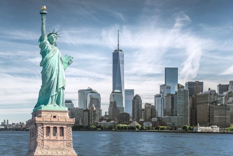 Statue de la liberté devant le World Trade Center, New York