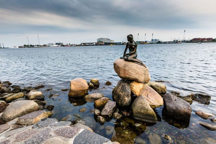 La Petite Sirène dans le port de Copenhague © mariusz_prusaczyk/123RF