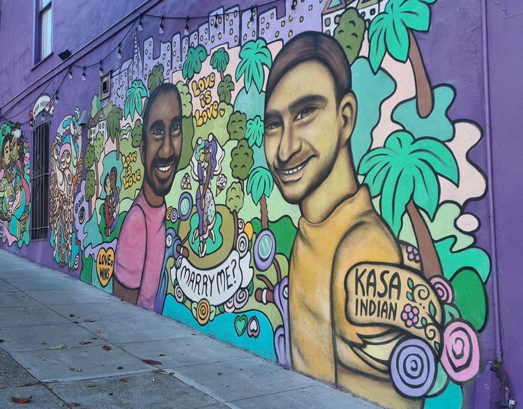 Une oeuvre street art sur la devanture d'un restaurant indien