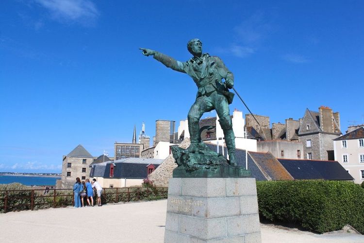 Statue de Robert Surcouf sur la promenade des remparts