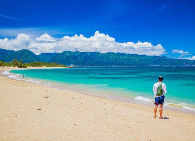 La longue plage de Baldwin Beach Park