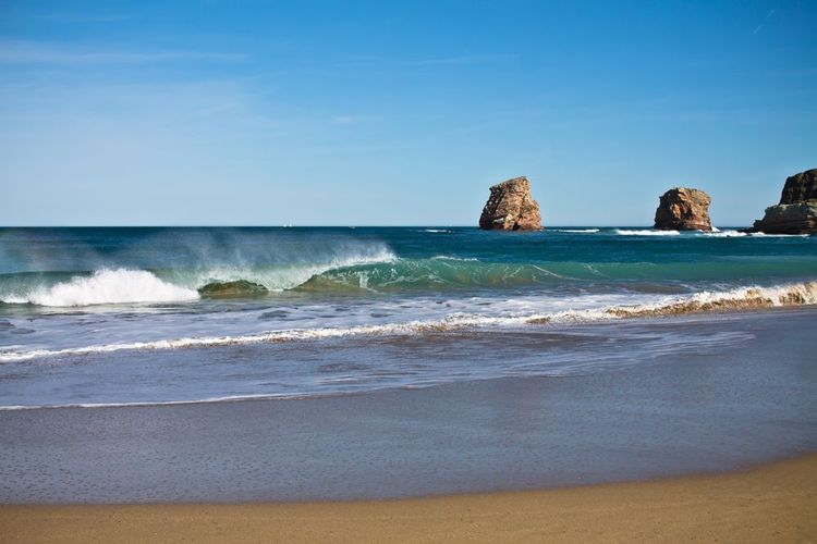 Les vagues se brisent sur la plage de Hendaye dans le pays basque
