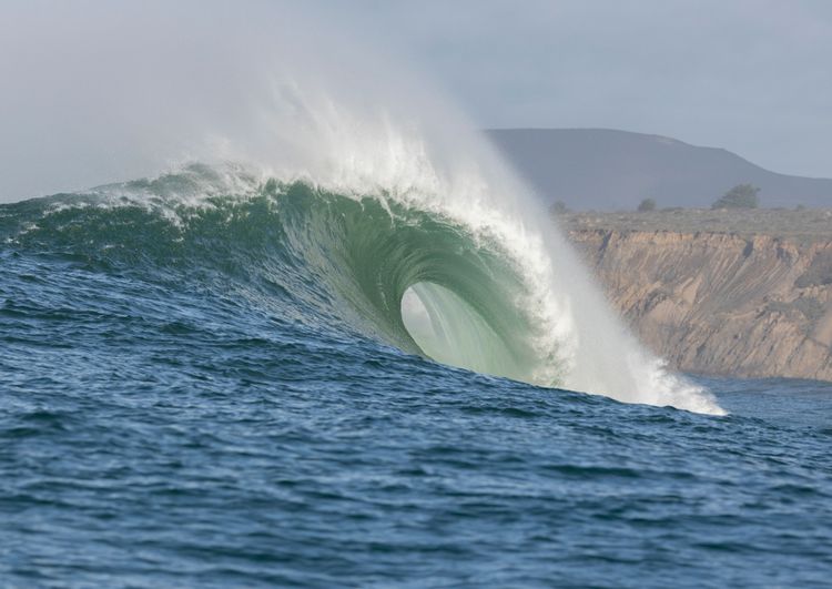 Grosse vague à Maverick's Point en Californie
