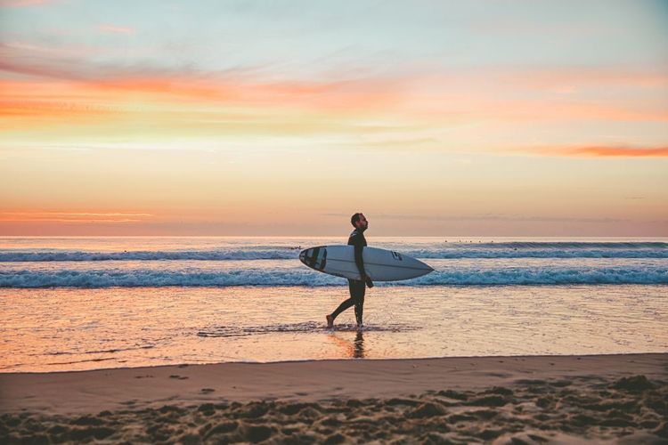 Surfer à Lacanau en Gironde
