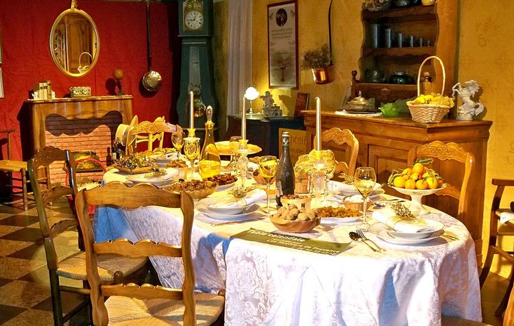 La table du "Gros souper" avec ses 3 nappes (pour la Sainte-Trinité) et les 13 desserts