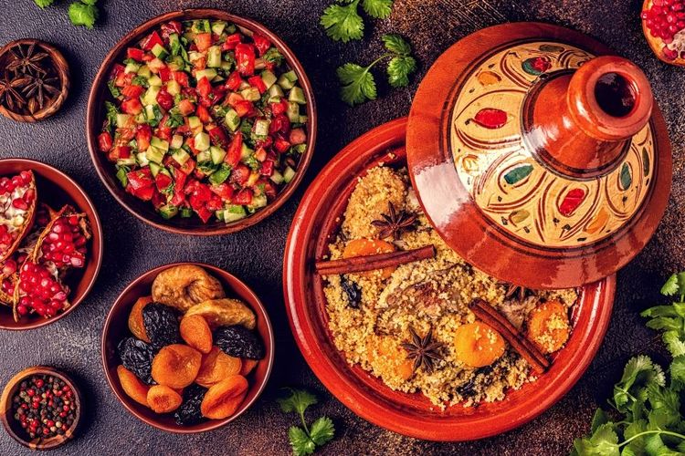 Le tajine peut être accompagné d'abricots secs, de salades de tomates et de cannelle © TATIANA BRALNINA/123RF