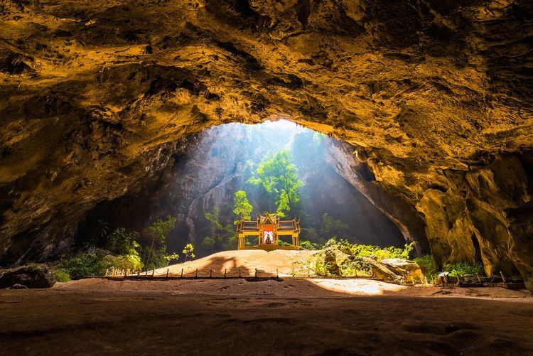 Temple dans la grotte de Phraya Nakhon, Thaïlande