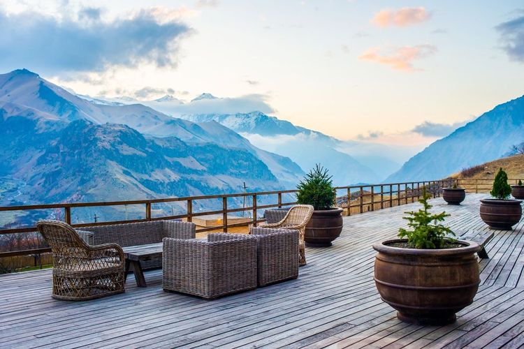 Terrasse d'hôtel avec vue sur la montagne