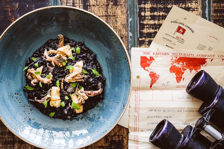 Risotto de riz Acquarello à l'encre de seiche et calmar frit chez The Harbour Club