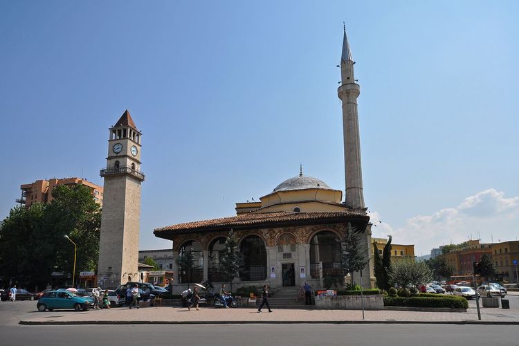 La Mosquée Et'hem Bey et la Tour de l'Horloge (à gauche)