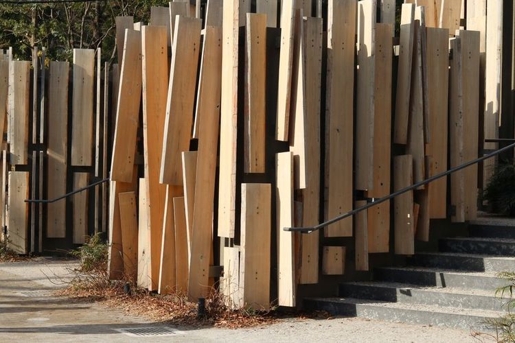On distingue à peine l’entrée des toilettes publiques de Kengo Kuma