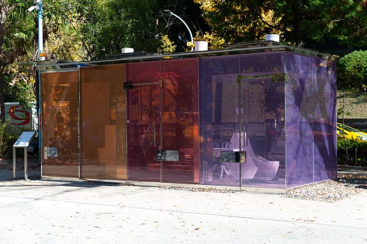 Les toilettes les plus connues de Tokyo sont celles conçues par Shigeru Ban