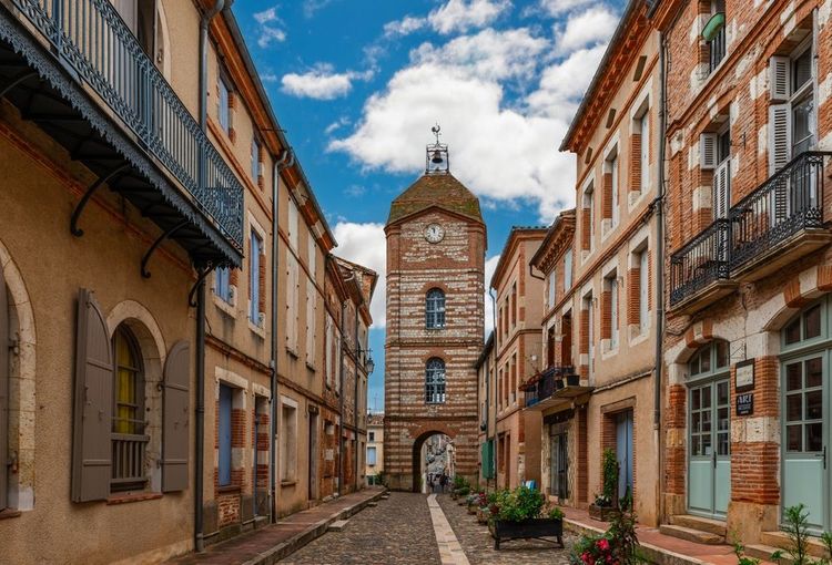 Tour d'horloge dans le village d'Auvillar