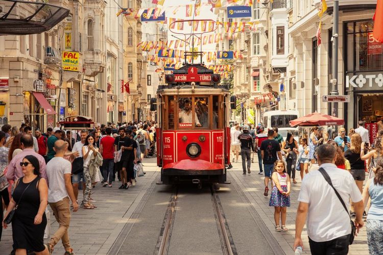 Tramway dans la rue fréquentée d'Istiklal Taksim