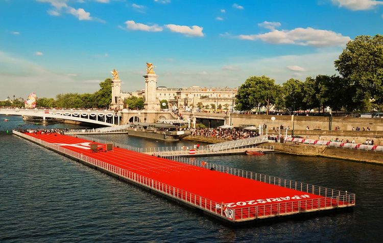 Tribunes sur les quais de Seine