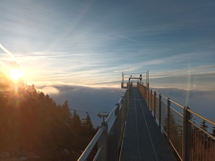 En hiver, il est possible de descendre la tyrolienne au coucher du soleil © Monts Jura
