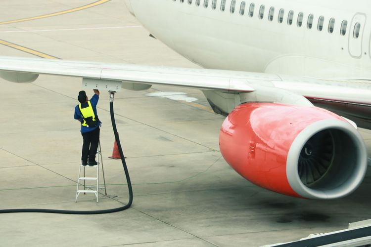 Un avion en plein ravitaillement de kérosène