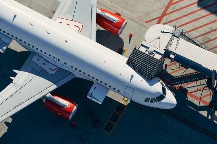 Un avion en porte d'embarquement