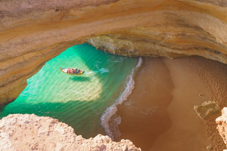 Un bateau touristique quittant une grotte sur la côte de l'Algarve au Portugal