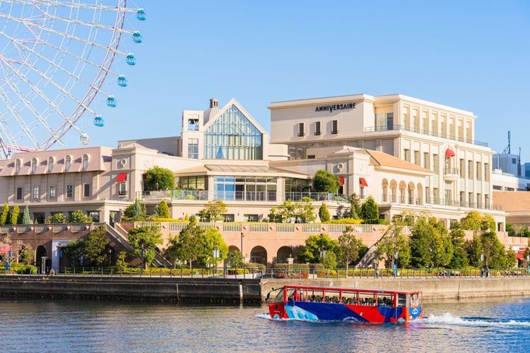Un autobús anfibio en el canal Minato Mirai de Yokohama, Kanagawa, Japón.