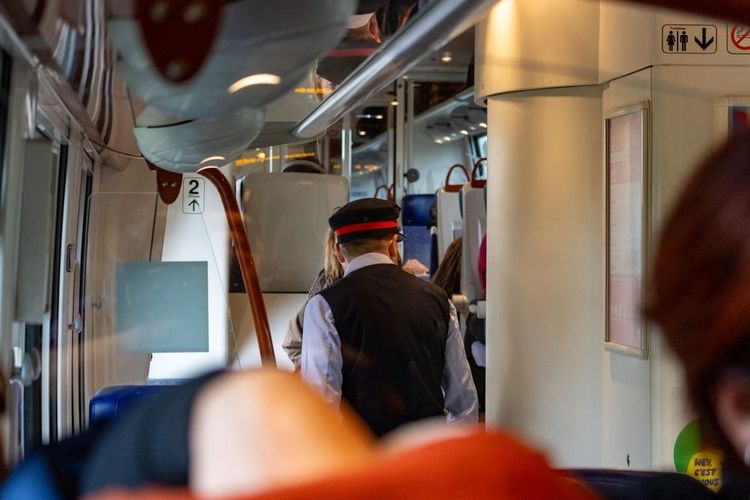Un contrôleur dans un train de la SNCF