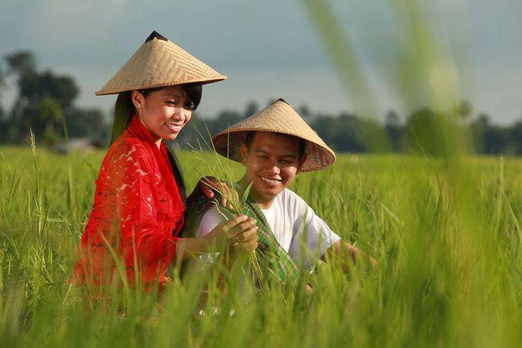Un couple vietnamien dans les champs