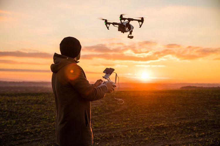 Un homme faisant fonctionner son drone
