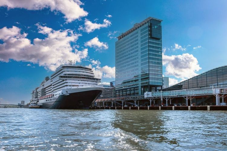 Un navire de croisière amarré au port d'Amsterdam