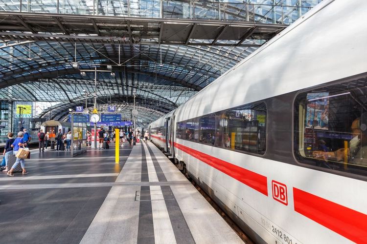 Un quai de la gare de Berlin en Allemagne