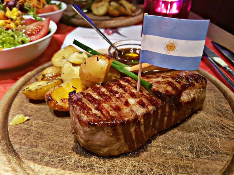 Un rumsteak et ses accompagnements dans un restaurant argentin