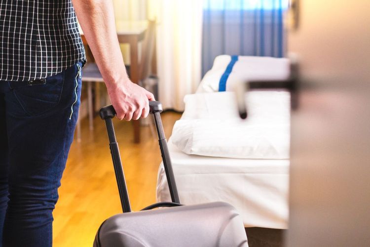 Un touriste découvrant sa chambre d'hôtel