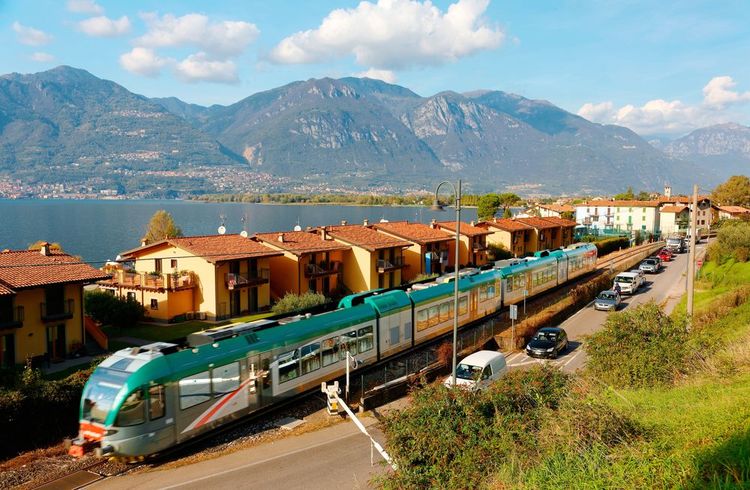 Un train régional traversant une ville italienne