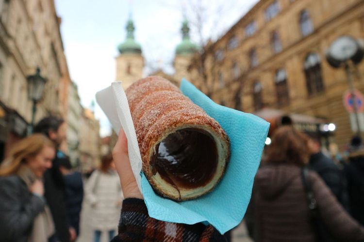 Un trdelník chaud dans la main d'un touriste à Prague