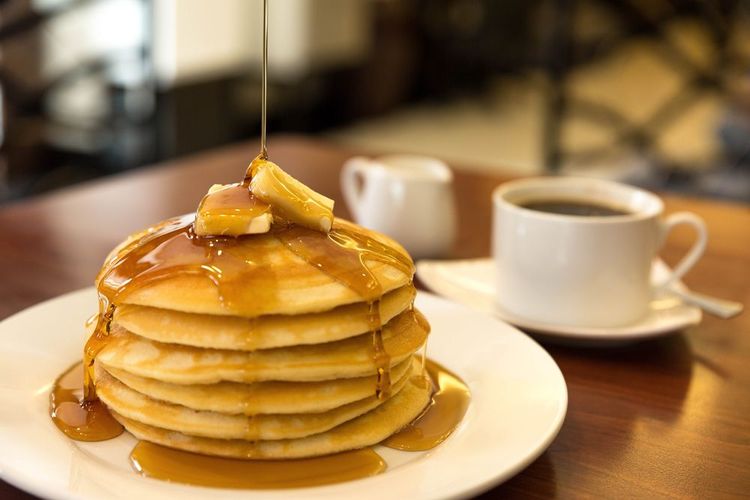 Une assiette de pancakes au sirop d'érable