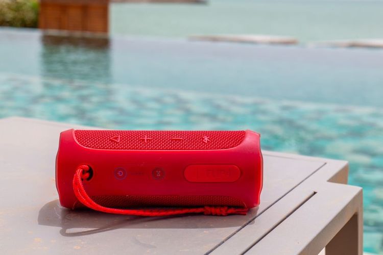 Une enceinte portable au bord d'une piscine