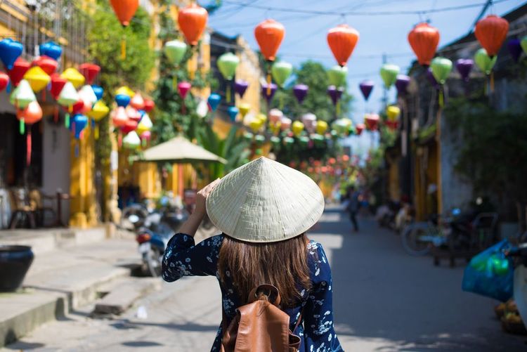 Une femme portant le chapeau de la Non-La à Hoi An au Vietnam