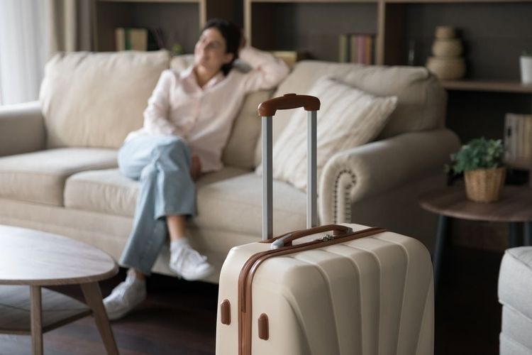 Une femme prête à voyager
