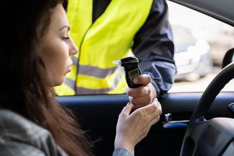 Une femme qui s'apprête à faire un éthylotest