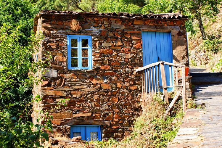Une maison de schiste typique au Portugal