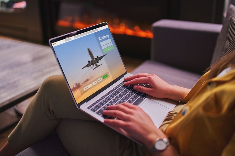 Une personne en train de réserver ses vacances