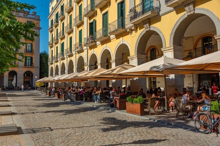 Une place ensoleillée de Gérone