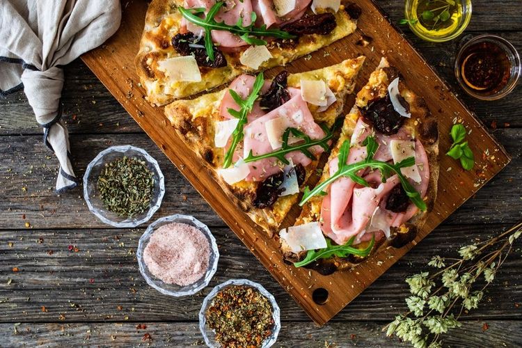 Une planche de mortadelle de Bologne cuisinée