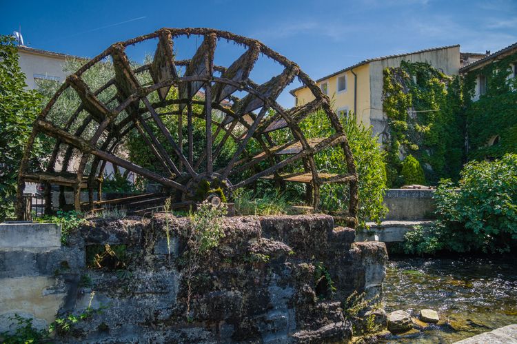 Une roue à Aube à l'Isle-sur-la-Sorgue.