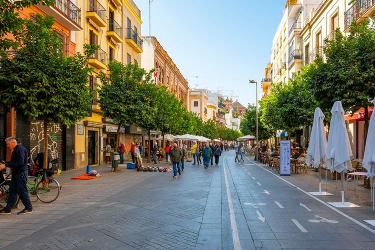 Une rue commerçante de Triana.