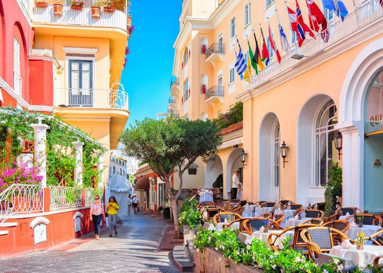 Une rue touristique sur l'île de Capri en Italie