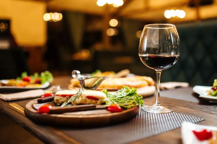 Une table garnie de spécialités dans un restaurant