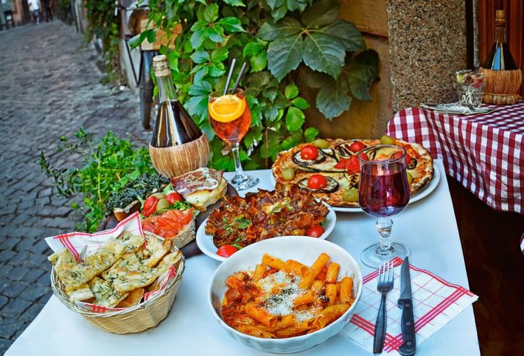 Une table garnie de spécialités locales dans un restaurant à Rome