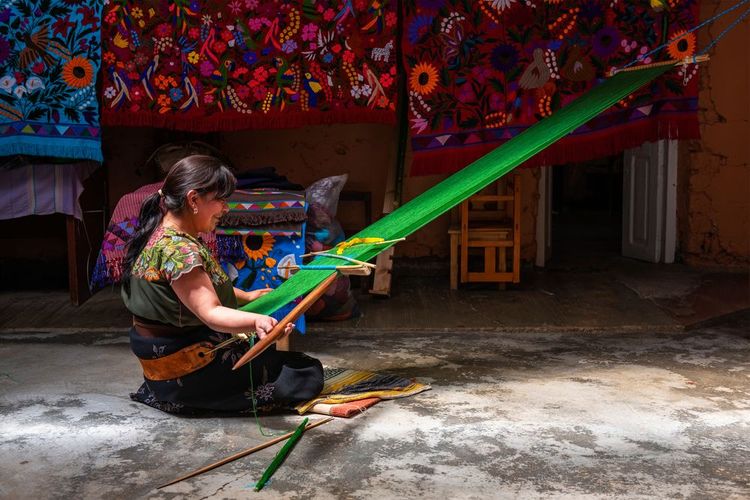 Une tisserande tzotzile au Mexique