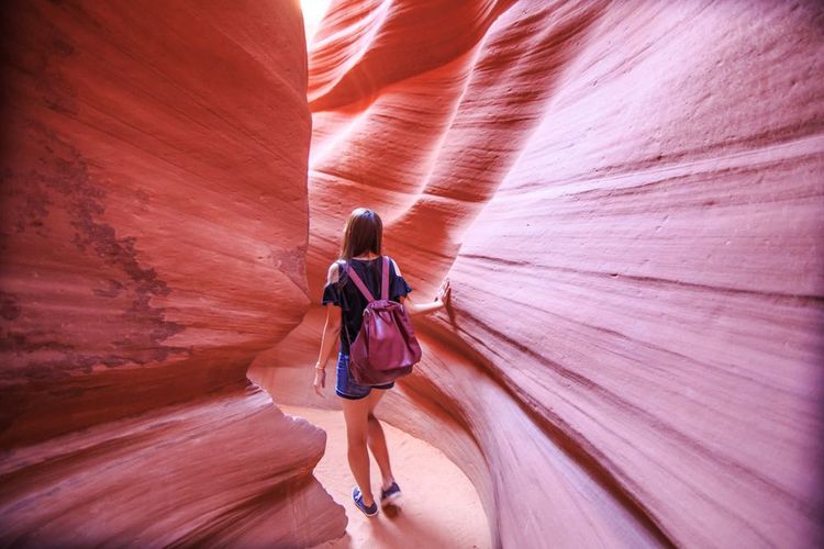 Une touriste se faufile entre les parois d'Antelope Canyon