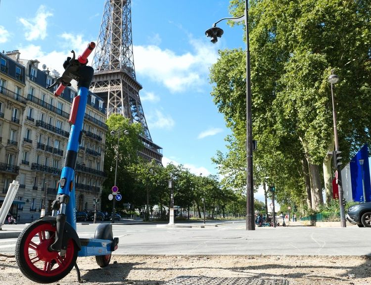 Une trottinette non loin de la Tour Eiffel